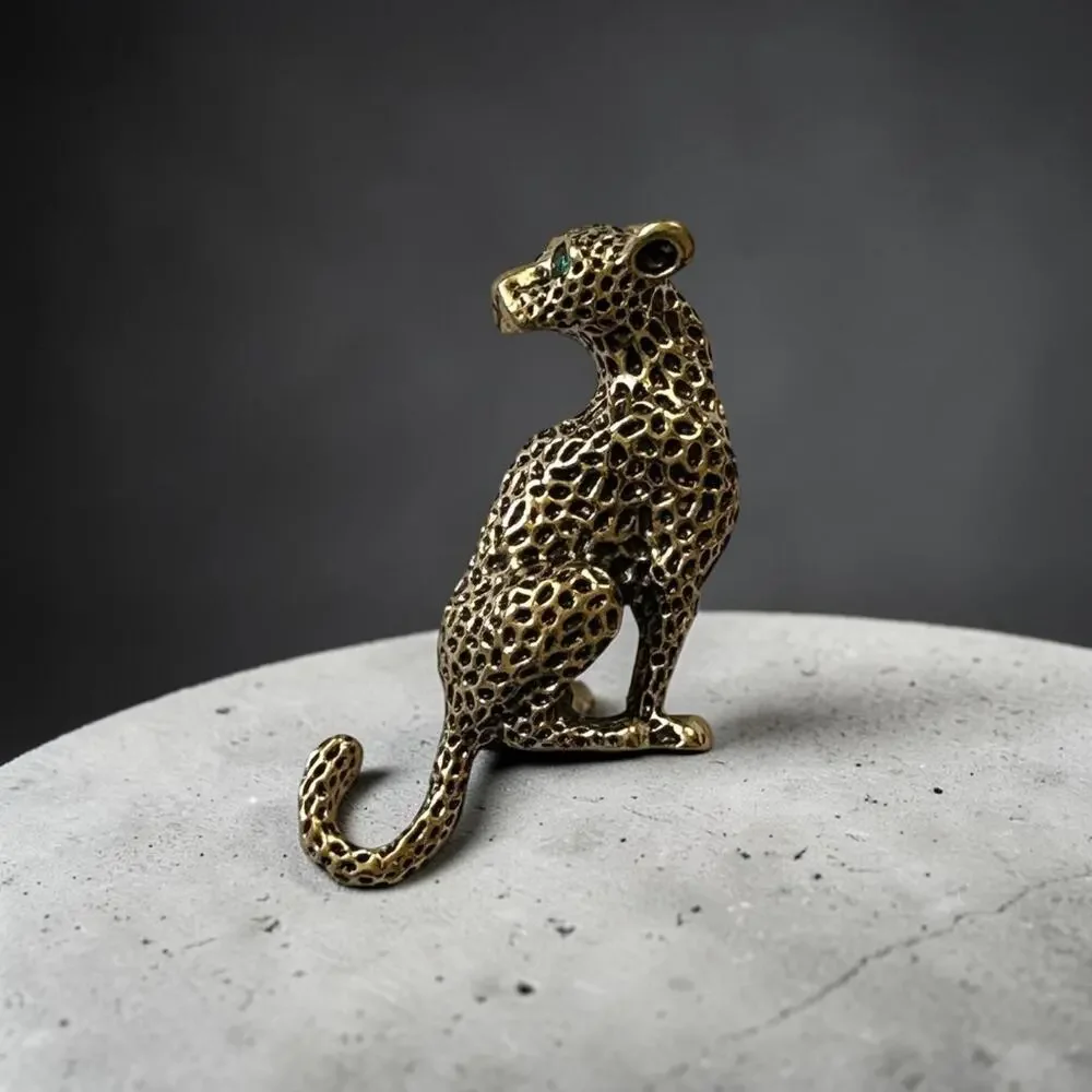 Title Vintage Gold/Brass Tone Leopard Figural Brooch Green Rhinestone Eyes 11g